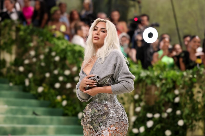 MET Gala 2024: Kim Kardashian połączyła suknię od Johna Galliano z wełnianym kardiganem