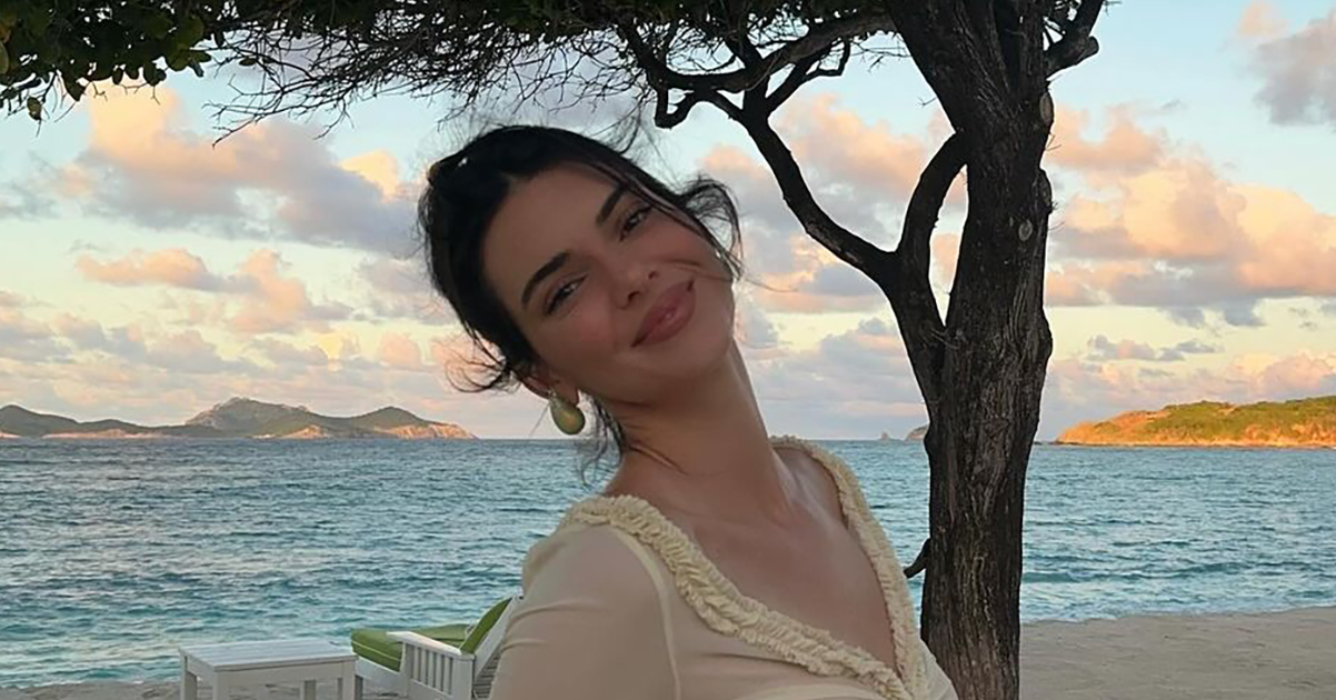 Kendall Jenner w maślanej naked dress lansuje trendy na 2024 rok