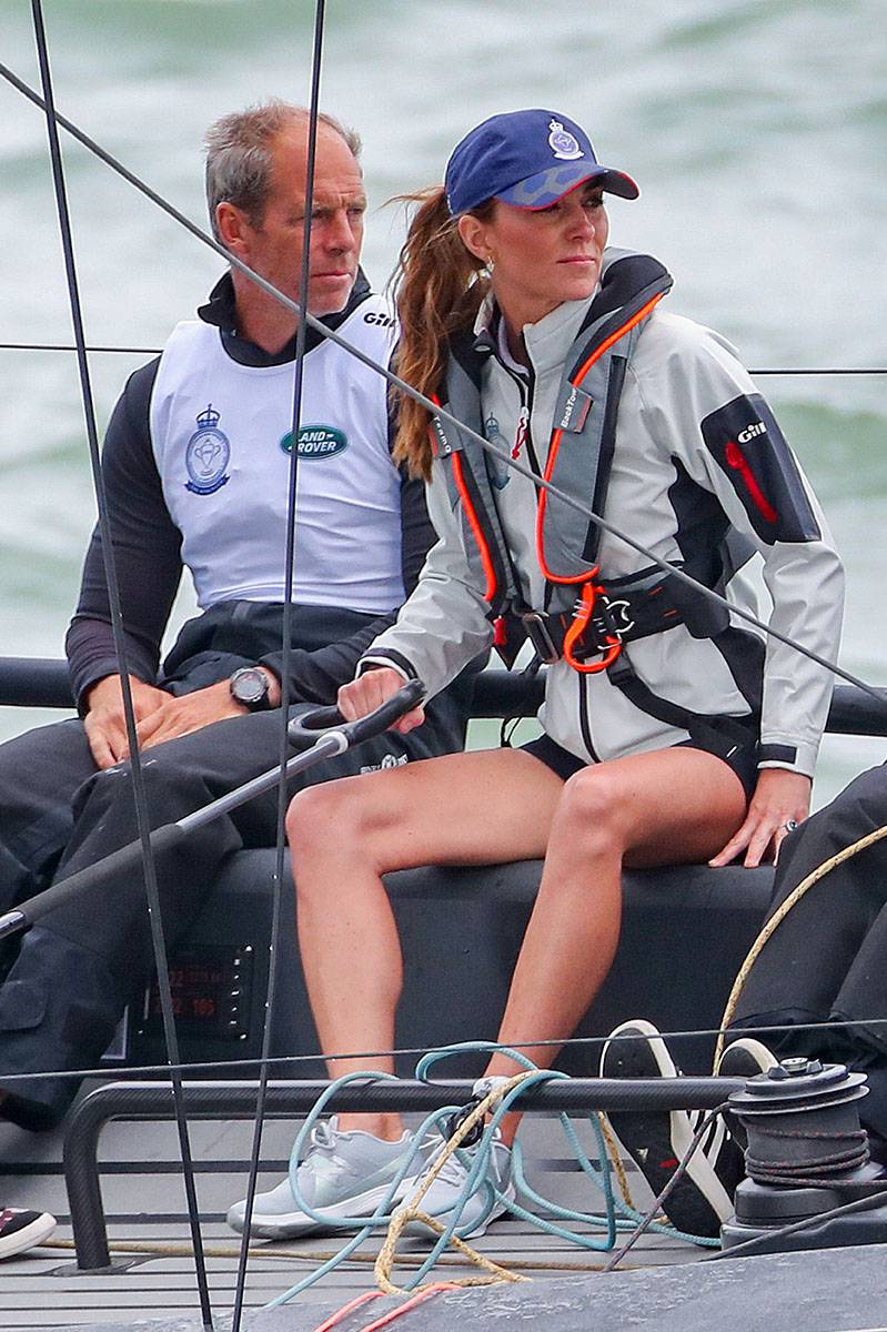 8 sierpnia 2019 roku: Kate Middleton w New Balance’ach na regatach King’s Cup w Cowes.