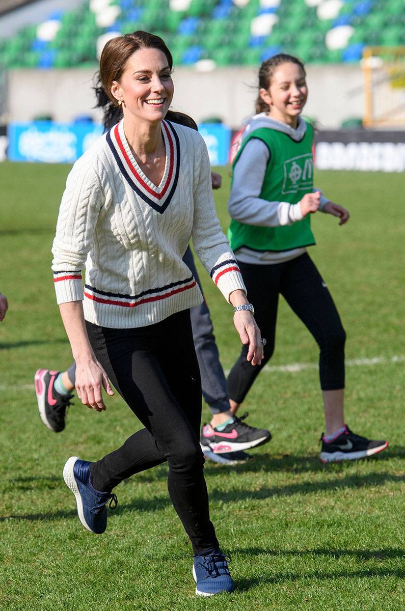 27 lutego 2019 roku: Kate Middleton na treningu piłkarskim z dziećmi w sneakersach New Balance w Belfaście. 