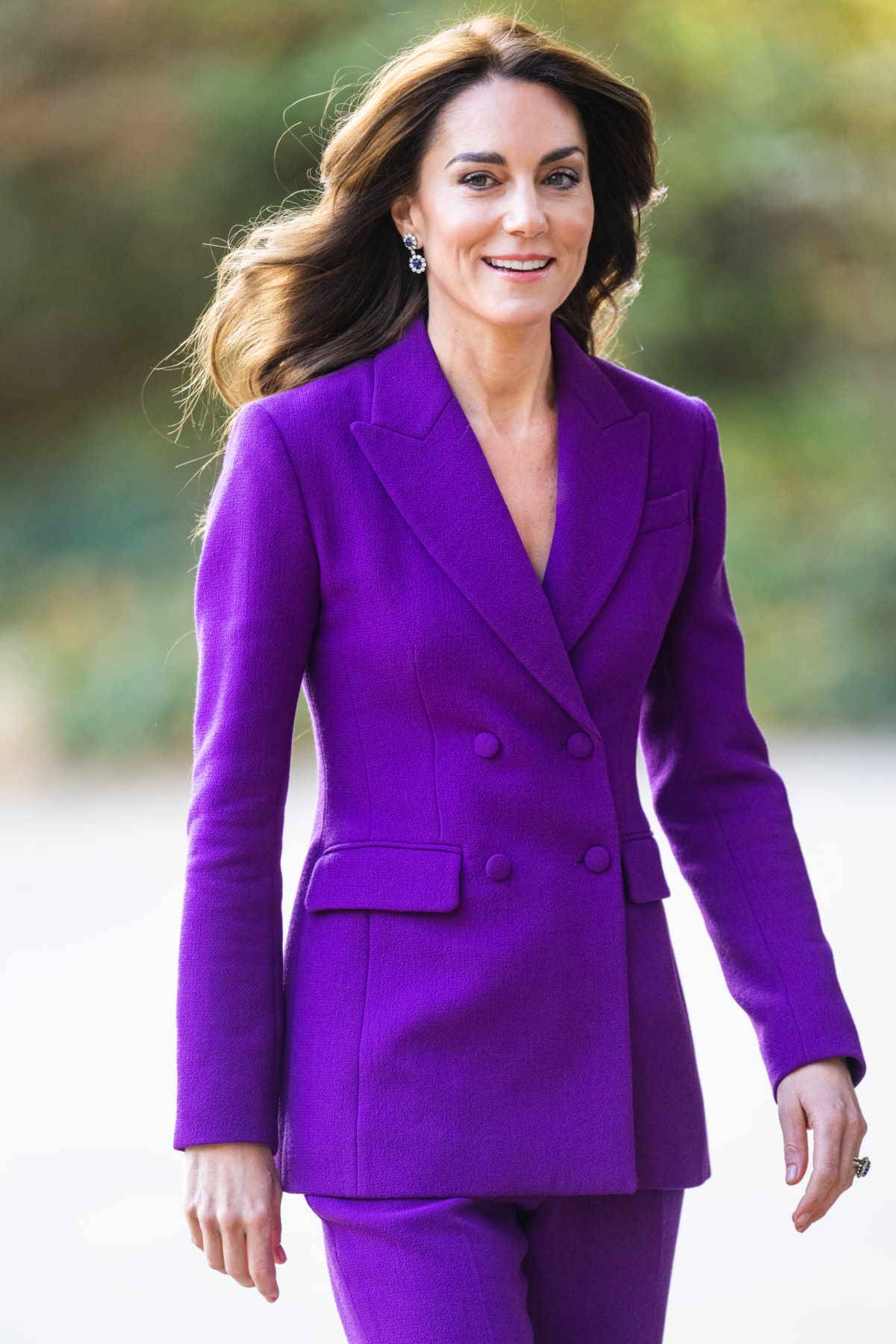 Księżna Kate w garniturze w królewskim odcieniu fioletu. Księżna Kate pojawiła się na londyńskim wydarzeniu w ulubionym fioletowym garniturze projektu Emilii Wickstead.