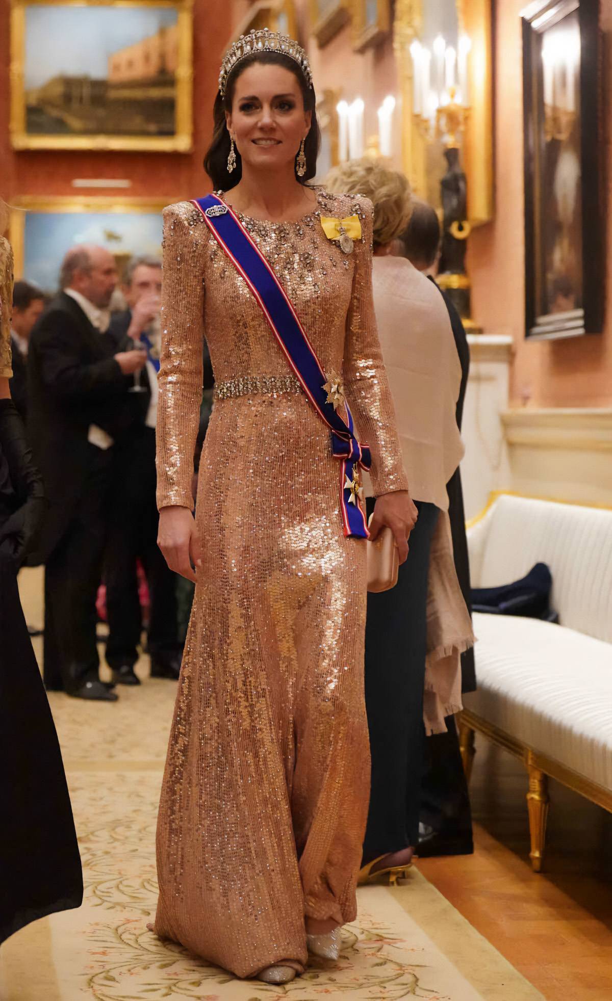 Księżna Kate w cekinowej sukni Jenny Packham. Księżna Kate pojawiła się na przyjęciu w pałacu Buckingham w cekinowej sukni projektu Jenny Packham i diamentowej tiarze Lady Di.