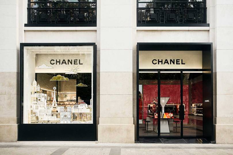 Nowy butik Chanel Beauty na Polach Elizejskich w Paryżu jest otwarty w piątki i soboty do 23:00 – w sam raz dla kobiet, które chcą się zaopatrzyć w pomadkę do ust w drodze do nocnego klubu. (Fot. Chanel)