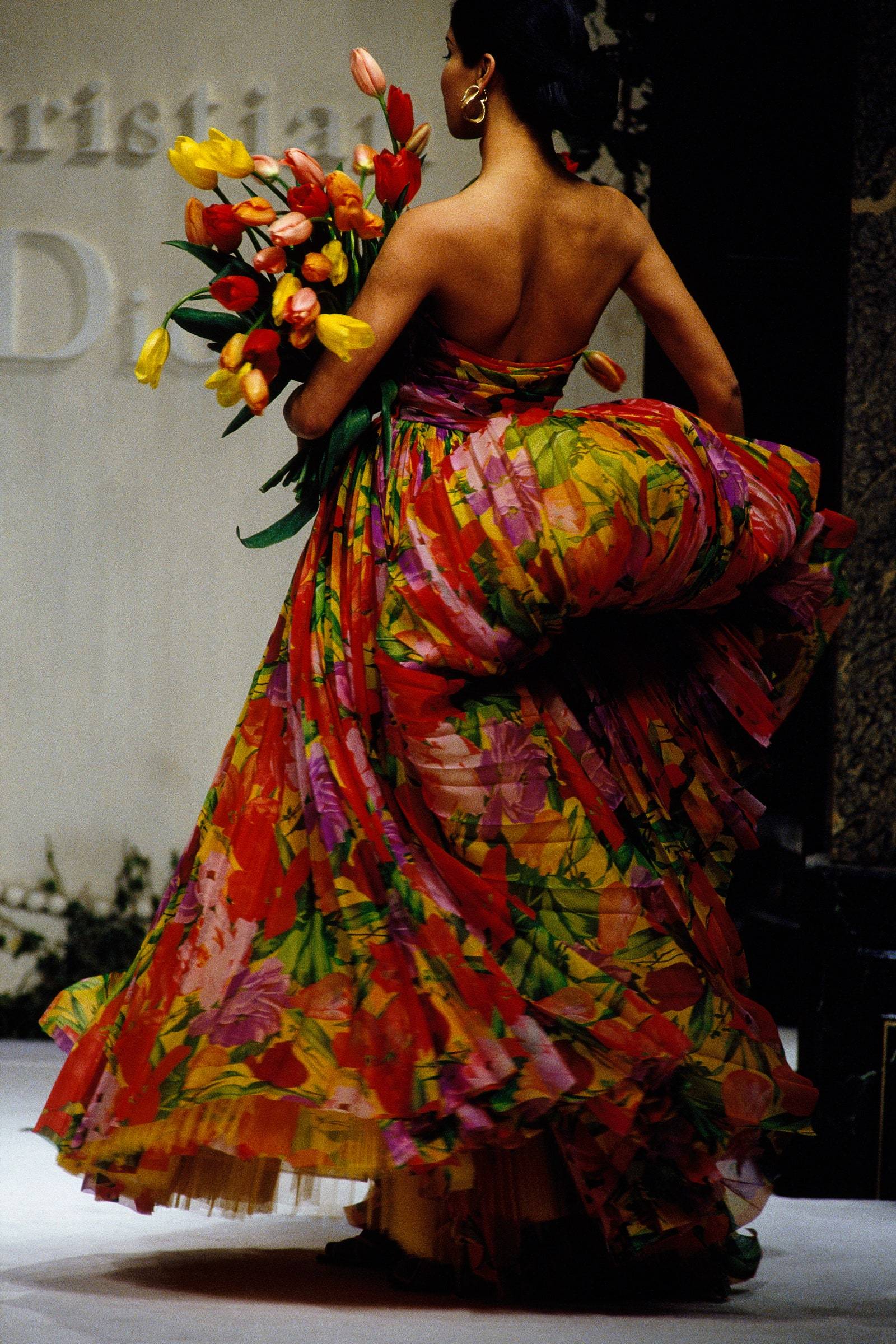 Gianfranco Ferré dla Christian Dior wiosna 1992 (Fot. Pierre Vauthey / Sygma via Getty Images)