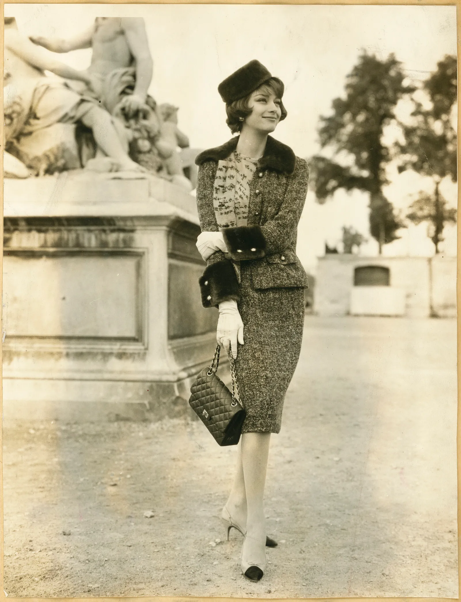 Marie-Hélène Arnaud w tweedowym garniturze Chanel z kolekcji jesień-zima 1959-1960 (Fot. Dzięki uprzejmości Chanel)