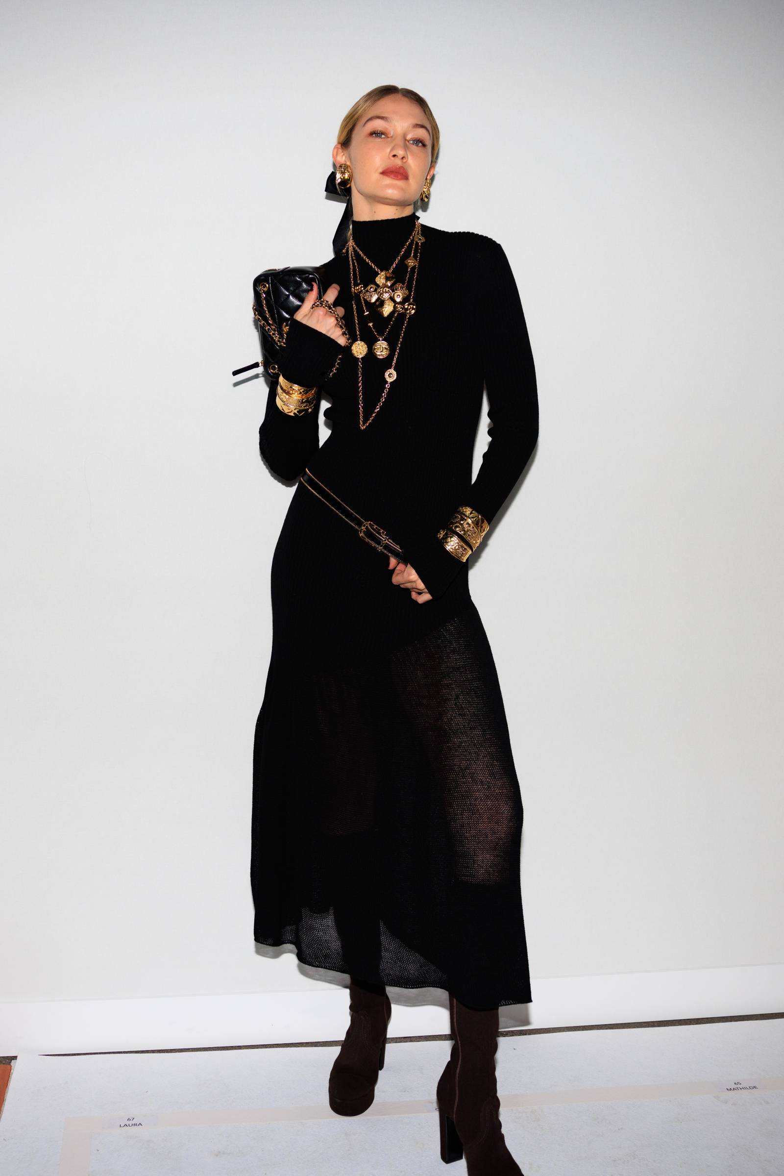 Gigi Hadid na pokazie Chanel jesień-zima 2024-2025 (Fot. Acielle Style du Monde)