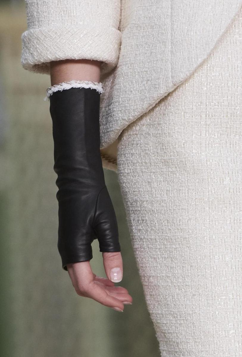 Skórzane rękawiczki z kolekcji Chanel haute couture wiosna-lato 2018 (Fot. Materiały prasowe Chanel)