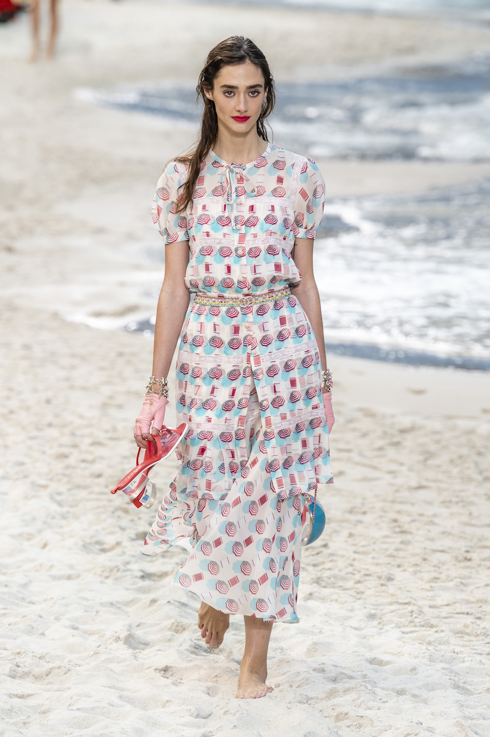 Sukienka z pokazu Chanel (Fot. Imaxtree)