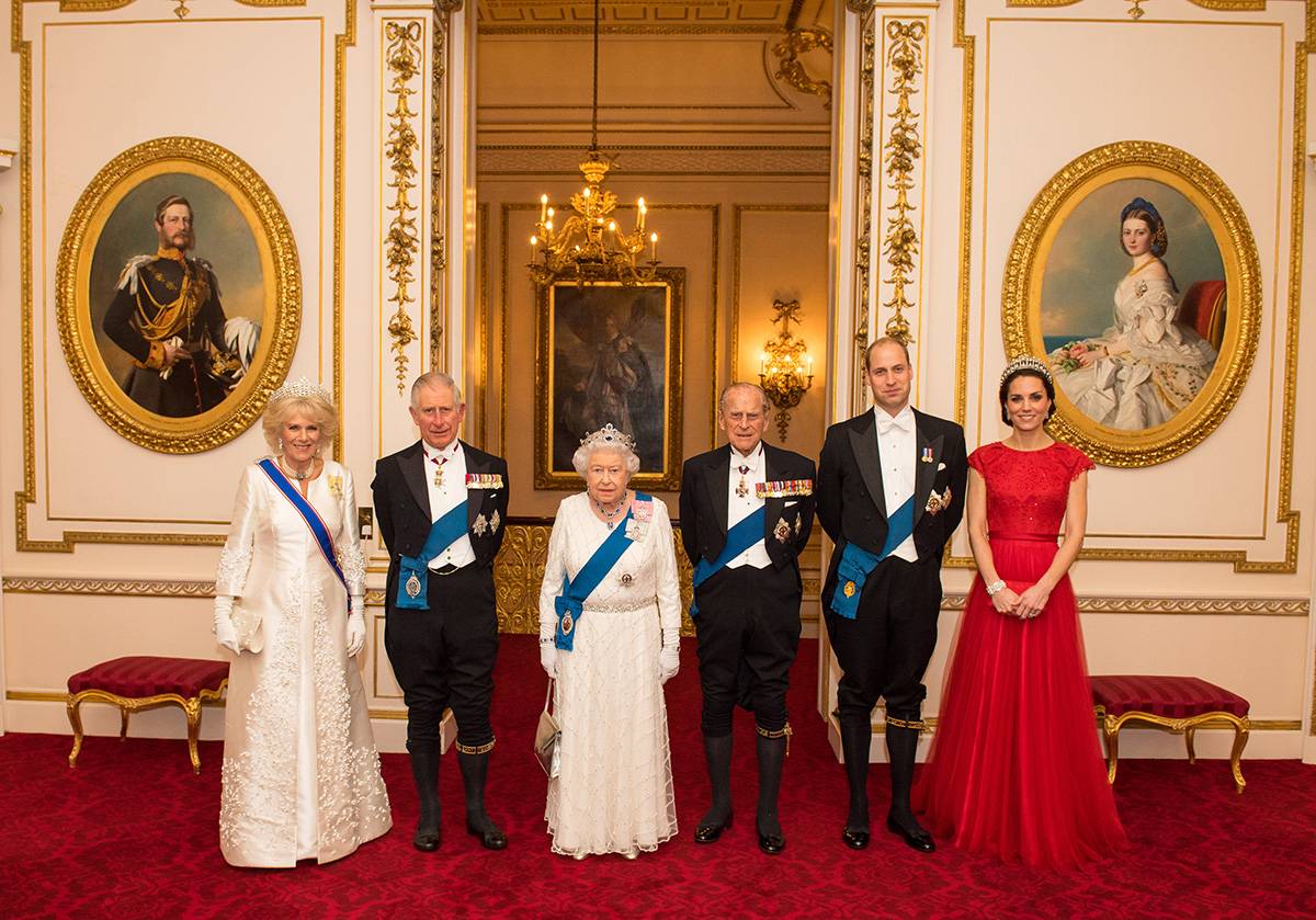 Księżna Kornwalii, książę Karol, królowa Elżbieta II, książę Filip, książę William i księżna Kate