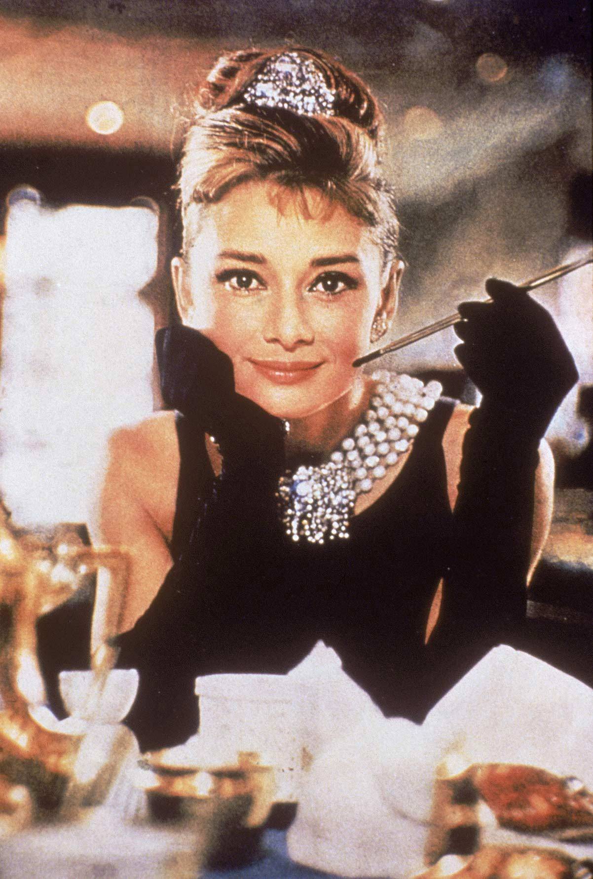 Audrey Hepburn w sukni Givenchy in Breakfast at Tiffanys, „Śniadanie u Tiffany’ego” 1961r. (Fot. © Silver Screen Collection/Getty Images)