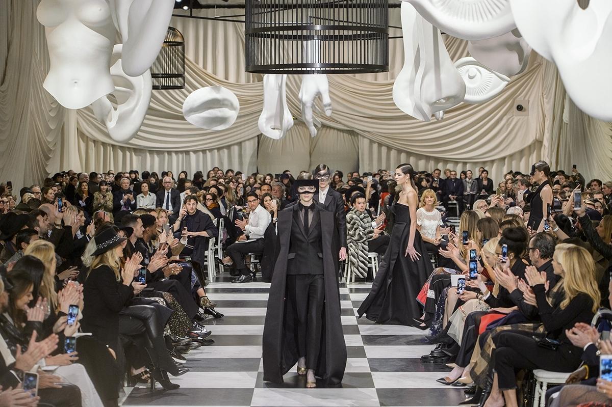 Czarno-biała scenografia pokazu kolekcji haute couture Christiana Diora wiosna-lato 2018