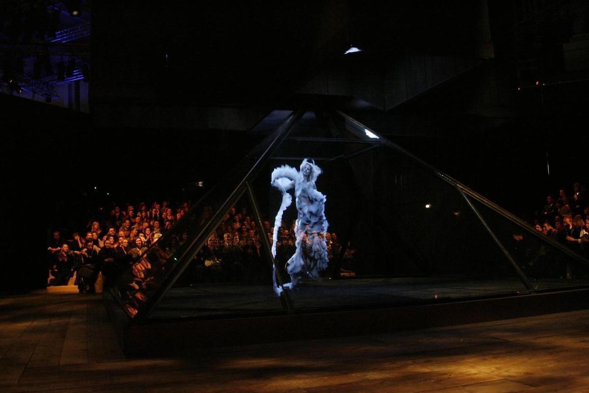 Hologram modelki Kate Moss, który ukazał się w szklanej piramidzie na koniec pokazu kolekcji Alexandra McQueena jesień-zima 2006-2007.