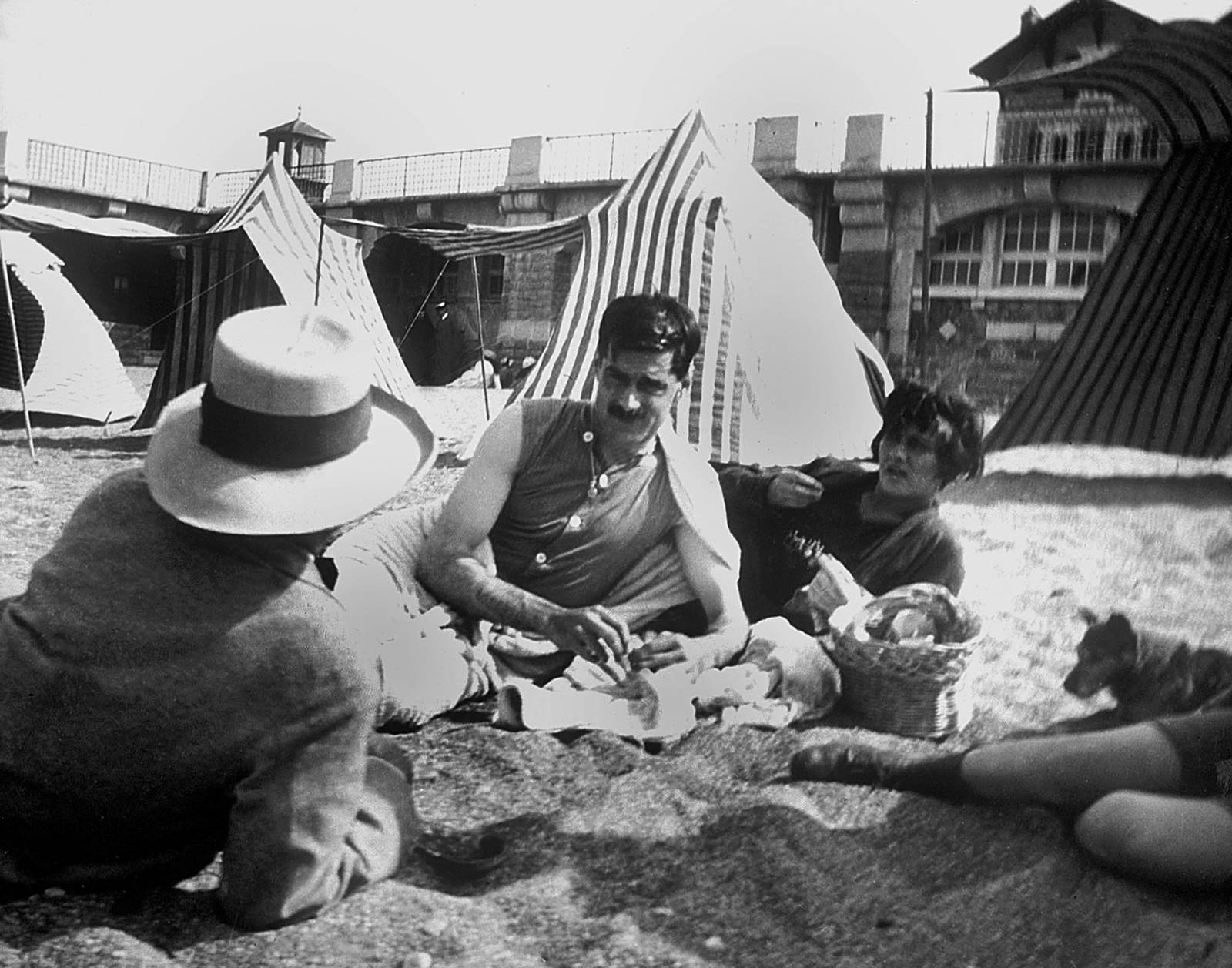 Od lewej: Constent Say, Arthur  Boy Capel, Coco Chanel na plaży w 1917 roku (Photo by Apic/Getty Images)