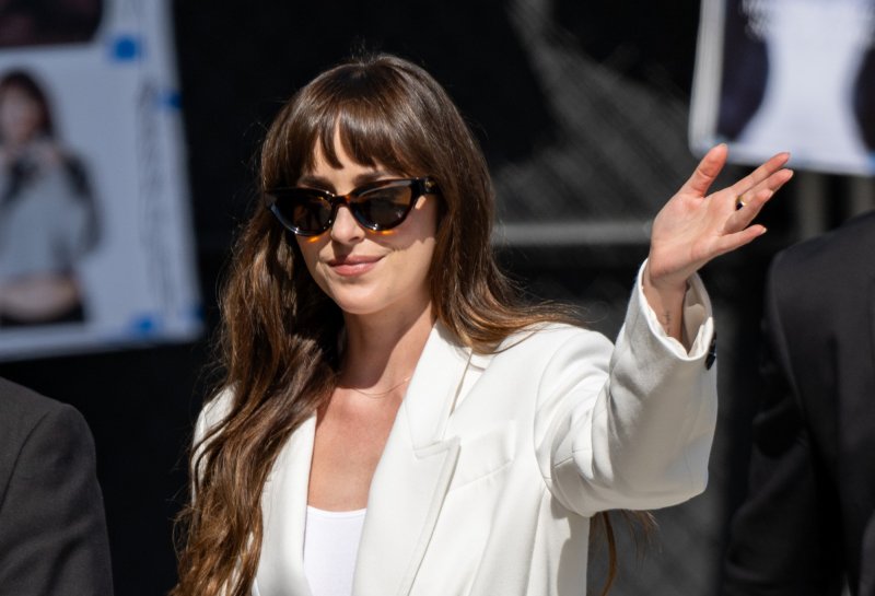 Dakota Johnson wybiera idealną marynarkę, którą można nosić jak sukienkę