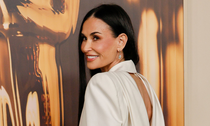 Demi Moore w białym garniturze z odkrytymi plecami składa hołd Céline Dion