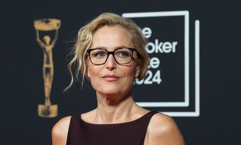 Gillian Anderson udowadnia, że okulary pasują na czerwony dywan (i do brązowej sukienki)