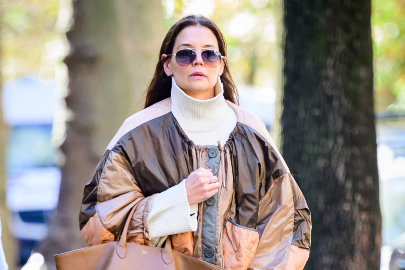 Katie Holmes nosi ekstrawaganckie baggy jeans, które eksponują modne mokasyny