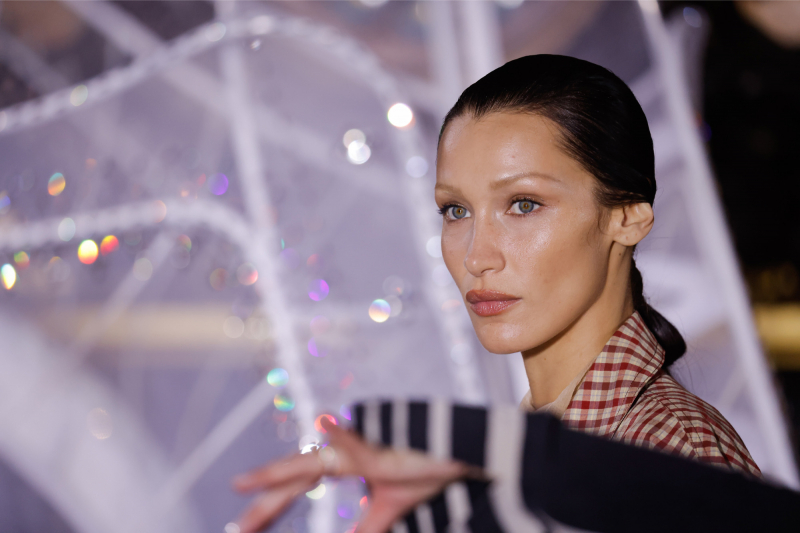 Bostony wyparły Arizony. Bella Hadid sięga po najmodniejsze buty jesieni 2024