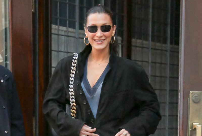 Bella Hadid lansuje jeansy o dopasowanym fasonie i z prostą nogawką. To koniec panowania modelu baggy?