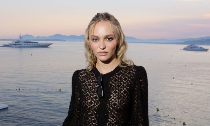 Promienna Lily-Rose Depp pokazuje, jak nosić plażową tunikę w mieście