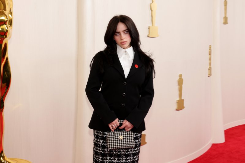 Billie Eilish w spódnicy midi i butach Mary-Jane na Oscarach 2024