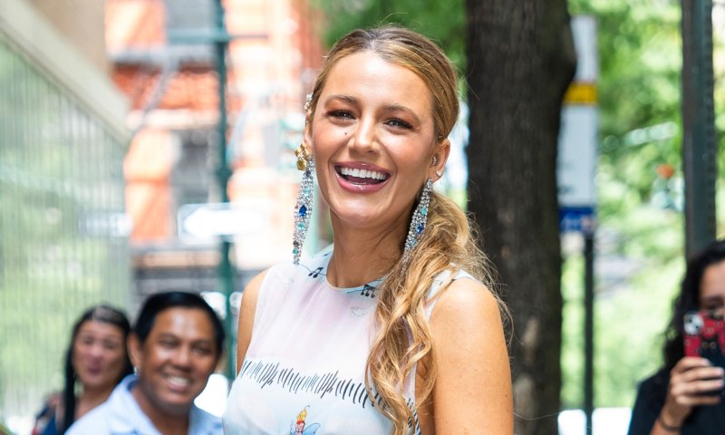 Blake Lively w ekscentrycznych stylizacjach, inspirowanych postacią z „It Ends with Us”