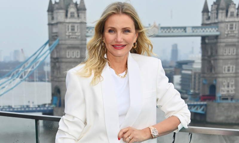 Elegancka Cameron Diaz pokazuje, jak nosić białą marynarkę na wiosnę 2025 roku