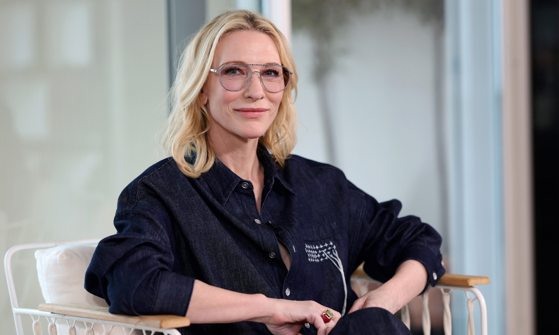 Cate Blanchett nosi marynarkę w kratę i jeansy na premierę, my – do pracy