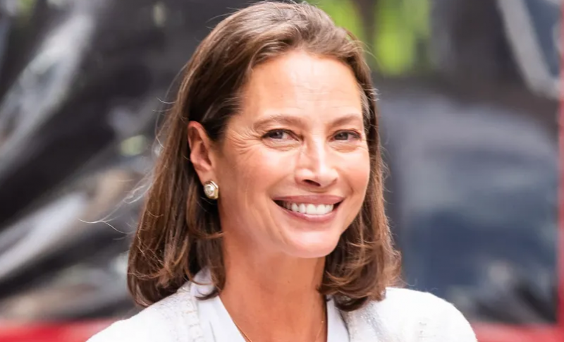 Christy Turlington w najbardziej twarzowym bobie dla kobiet po pięćdziesiątce