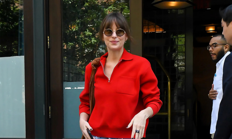 Dakota Johnson perfekcyjne stylizuje czerwony sweter jak z szafy taty i baggy jeans