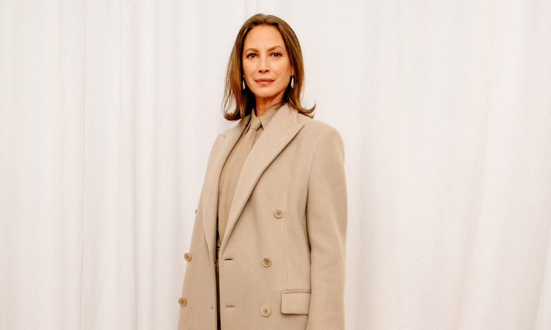 Christy Turlington powraca do fryzury bob z lat 90., która pięknie odmładza