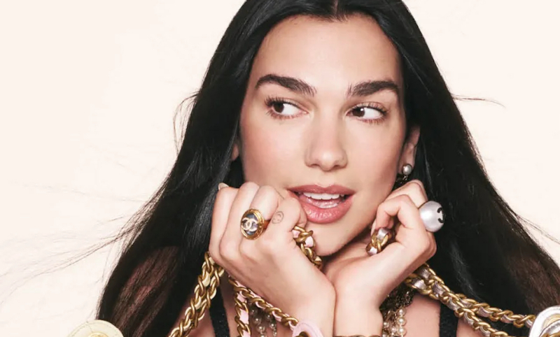 Dua Lipa została twarzą torebki Chanel 25. Jak gwiazda nosi nową it-bag?  