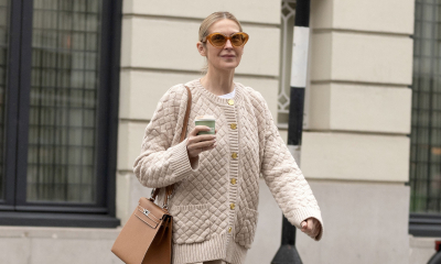 Każda kobieta powinna mieć beżowe sneakersy w stylu Kelly Rutherford 