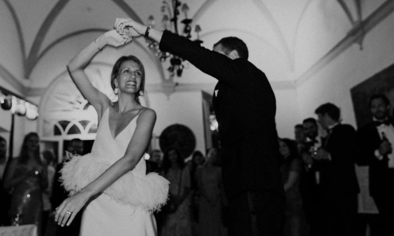 Najpiękniejsze kreacje ślubne obszyte piórami z archiwum „Vogue’a”