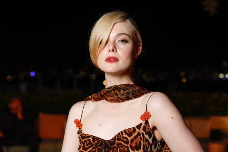 Elle Fanning z gracją nosi sukienkę w panterkę. Oto 4 triki na podobne wiosenne stylizacje