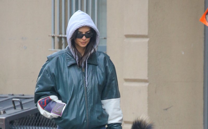 Emily Ratajkowski w retro bomberce i jeansach z prostą nogawką