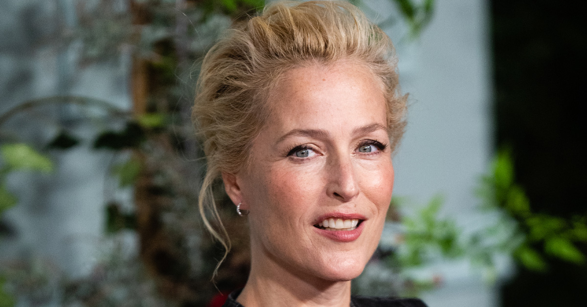 Gillian Anderson już nosi najmodniejsze babcine klapki na koturnie z ...