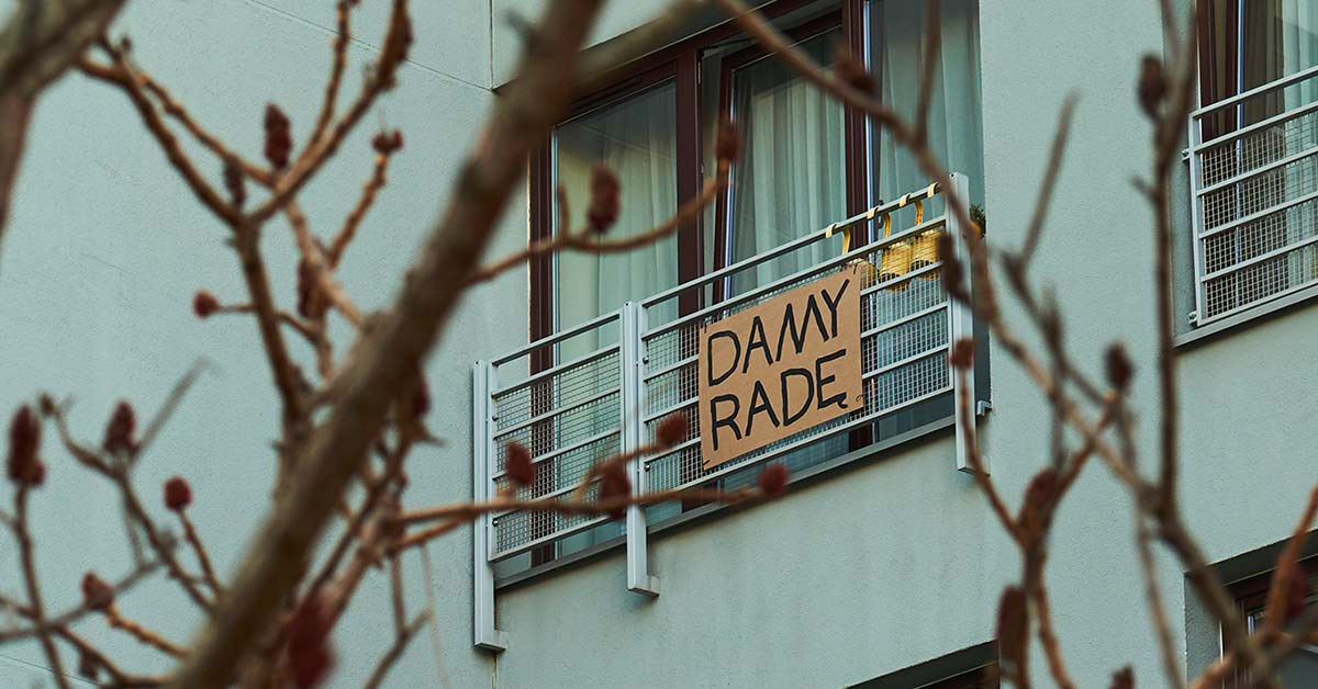 „Damy radę”: Akcja artystyczna na balkonach