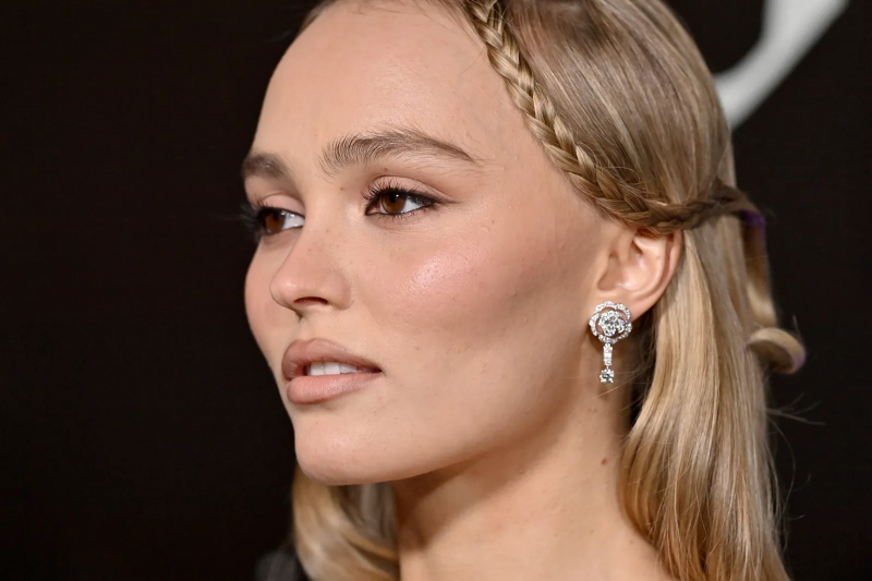 Fryzjerski trend na 2025 rok? Mikrowarkoczyki w stylu Lily Rose-Depp