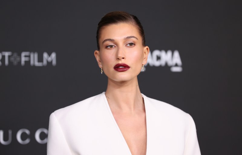 Trend na jesień: Hailey Bieber z bordową szminką na ustach