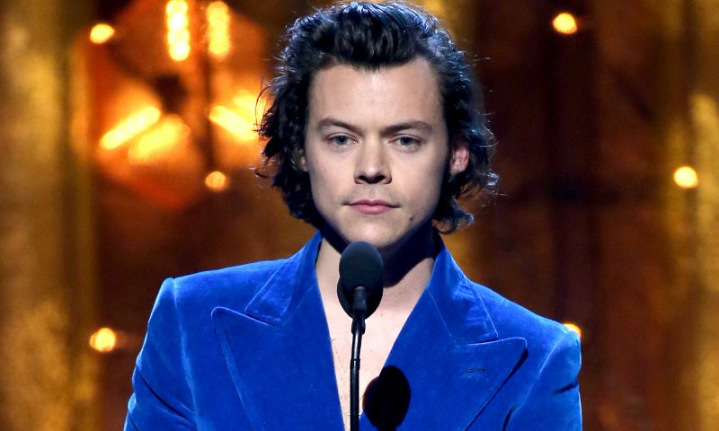 Harry Styles promuje nowy album w kreacji Molly Goddard