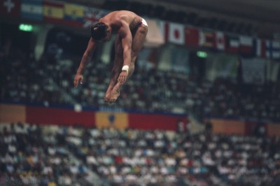 Klasyka LGBT+: Skok Grega Louganisa do wody na igrzyskach olimpijskich w Seulu 
