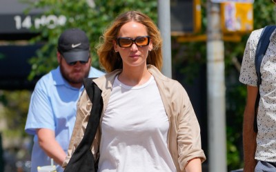 Jennifer Lawrence wie, że nie ma tego lata modniejszych spodni niż te o piżamowym fasonie 