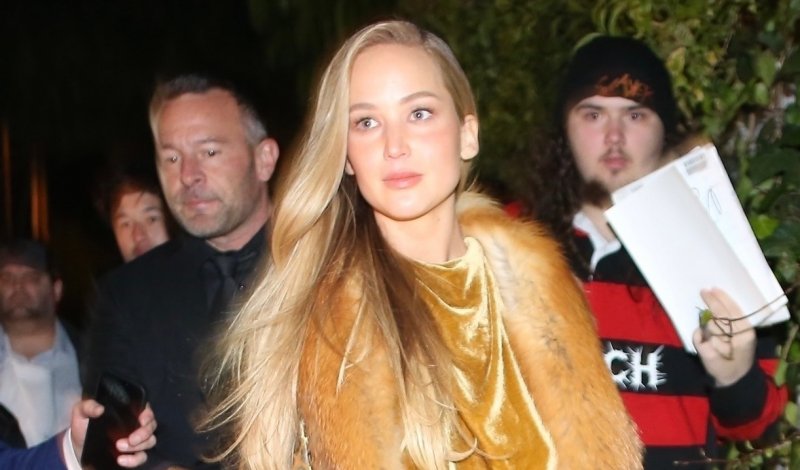  Jennifer Lawrence w aksamitnej sukni i płaszczu vintage lśni jak ikona złotej ery Hollywood