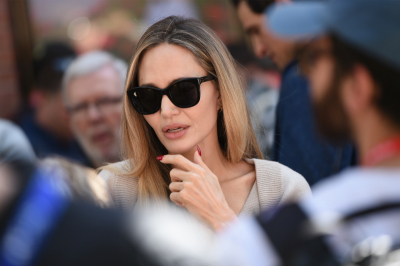 Szykowna Angelina Jolie w dzianinowej sukience pokazuje, jak elegancki jest beż