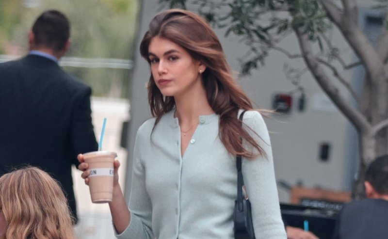 Kaia Gerber odczarowuje zapomniane jeansy bootcut na wiosnę 2024