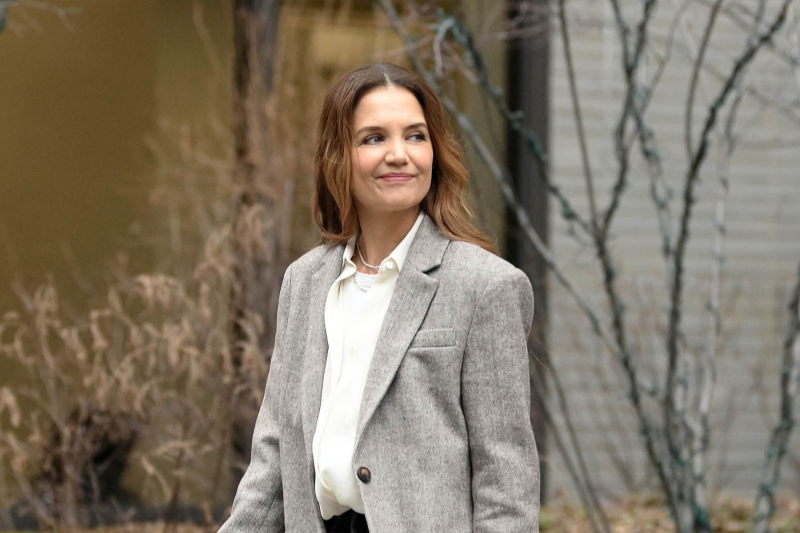 Katie Holmes pokazała, jakie jeansy nosimy wiosną. Odcień antracytu to hit