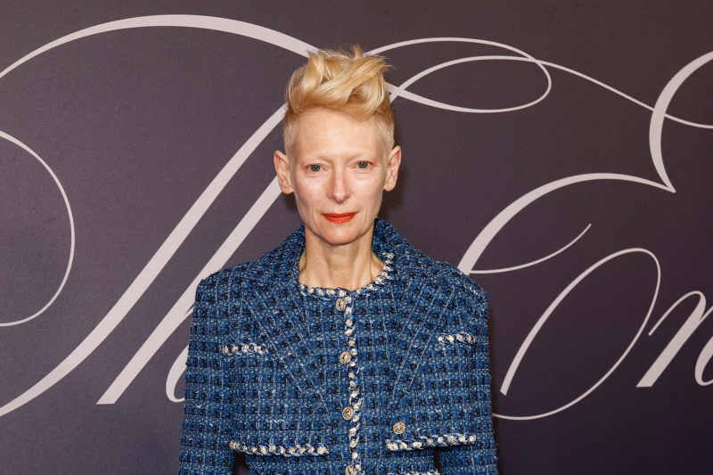 Tilda Swinton modne kuloty jeansowe nosi do kozaków. To dobry patent na zimę