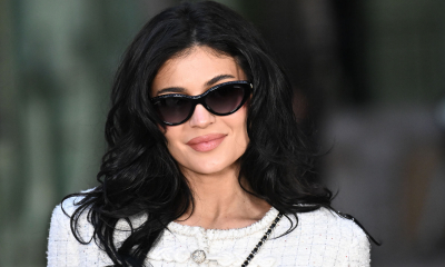 Dziewczęca Kylie Jenner odsłania brzuch w tweedowym kostiumie Chanel