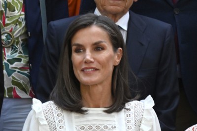 Królowa Letycja w ażurowej bluzce pokazuje, że falbany są świetne w każdym wieku